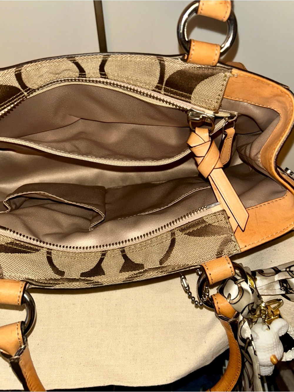 Coach Hampton Signature Monogram Handbag . Y2K Vintage Beauty - Picture 13 of 15